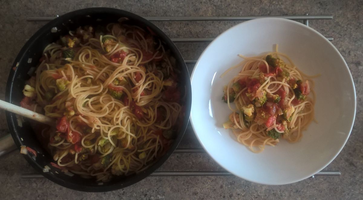 Špagety s rajčaty a brokolicí