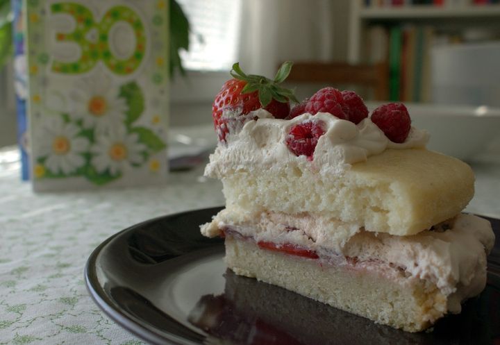 Naked cake - vanilkový s kokosovou šlehačkou