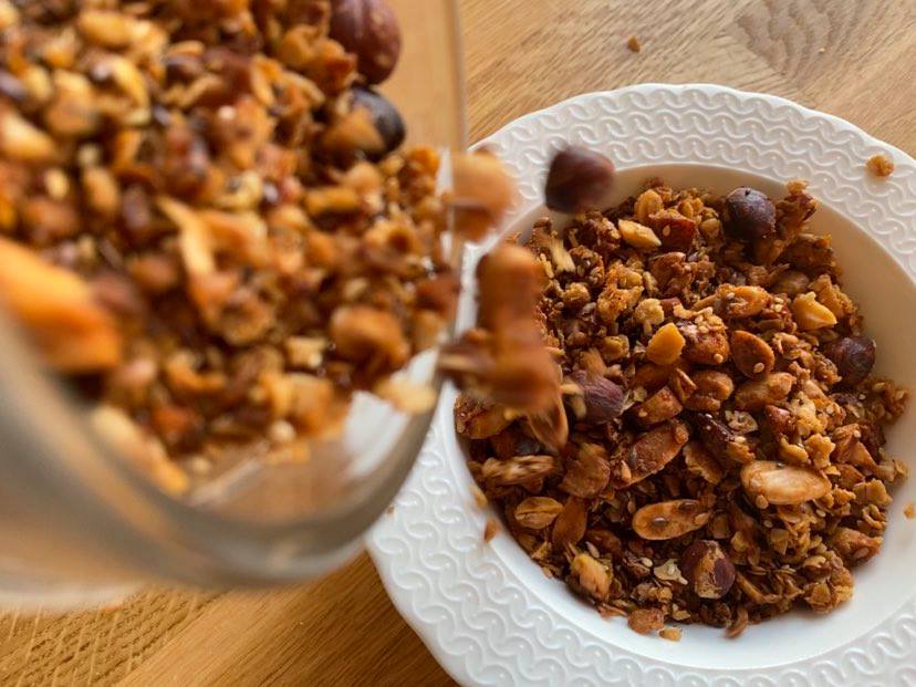 Domácí oříšková granola